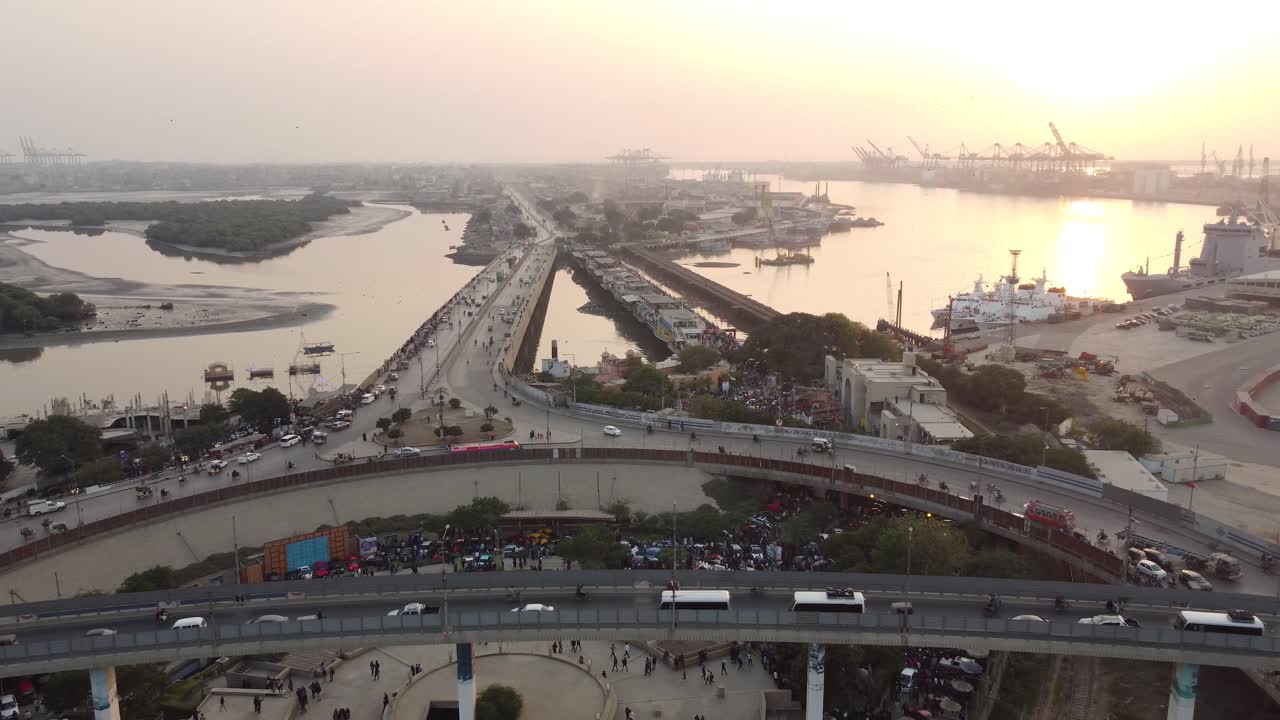 vista aérea de la carretera del embarcadero nativo y el paso elevado de jinnah con la terminal del puerto de karachi en segundo plano durante la puesta de sol