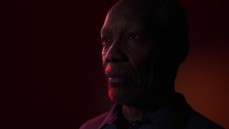 ojos negros tristes de hombre de cerca
