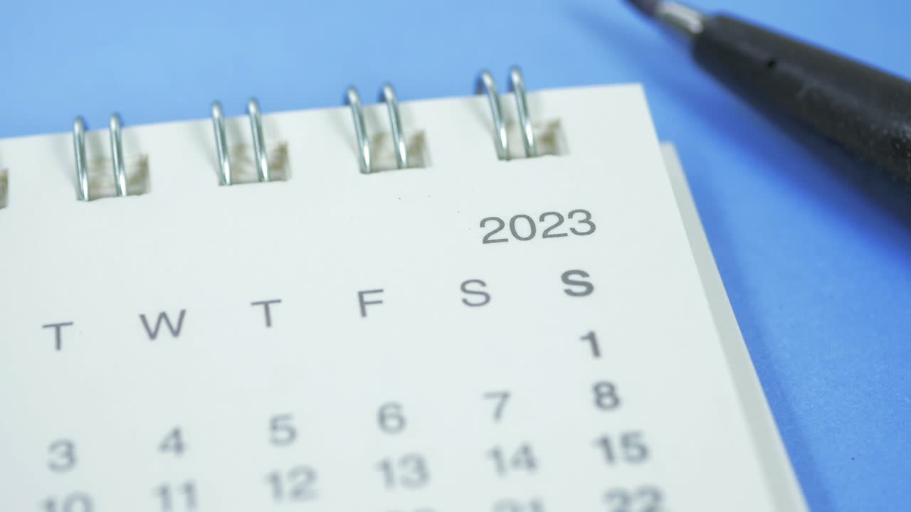 calendario de 2023 años en el escritorio de la oficina,