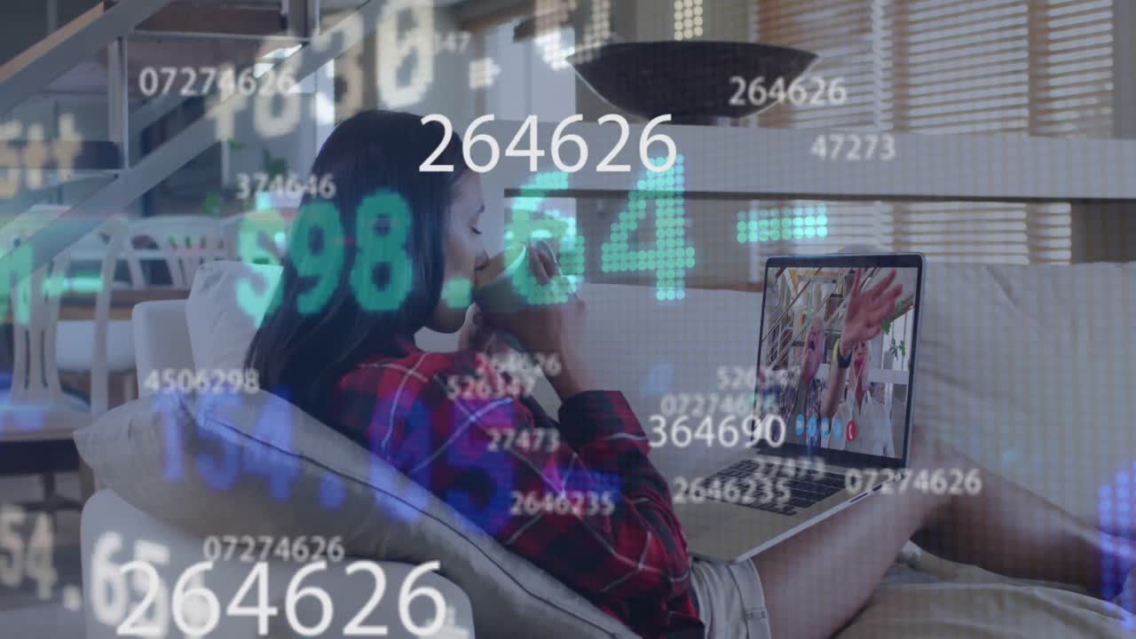 비디오 통화에서 노트북을 사용하는 여성에 대한 번호 변경 및 금융 데이터 처리 애니메이션