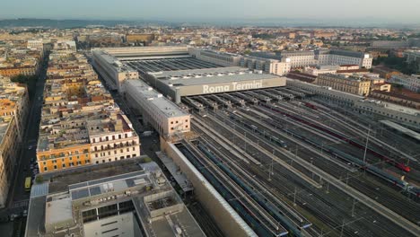 Un-Dron-Se-Aleja-Volando-De-La-Estación-De-Tren-De-Roma-Termini