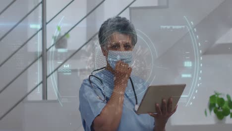 animación de escaneo de alcance y célula de covid-19 sobre una mujer médica sénior con máscara facial utilizando una tableta