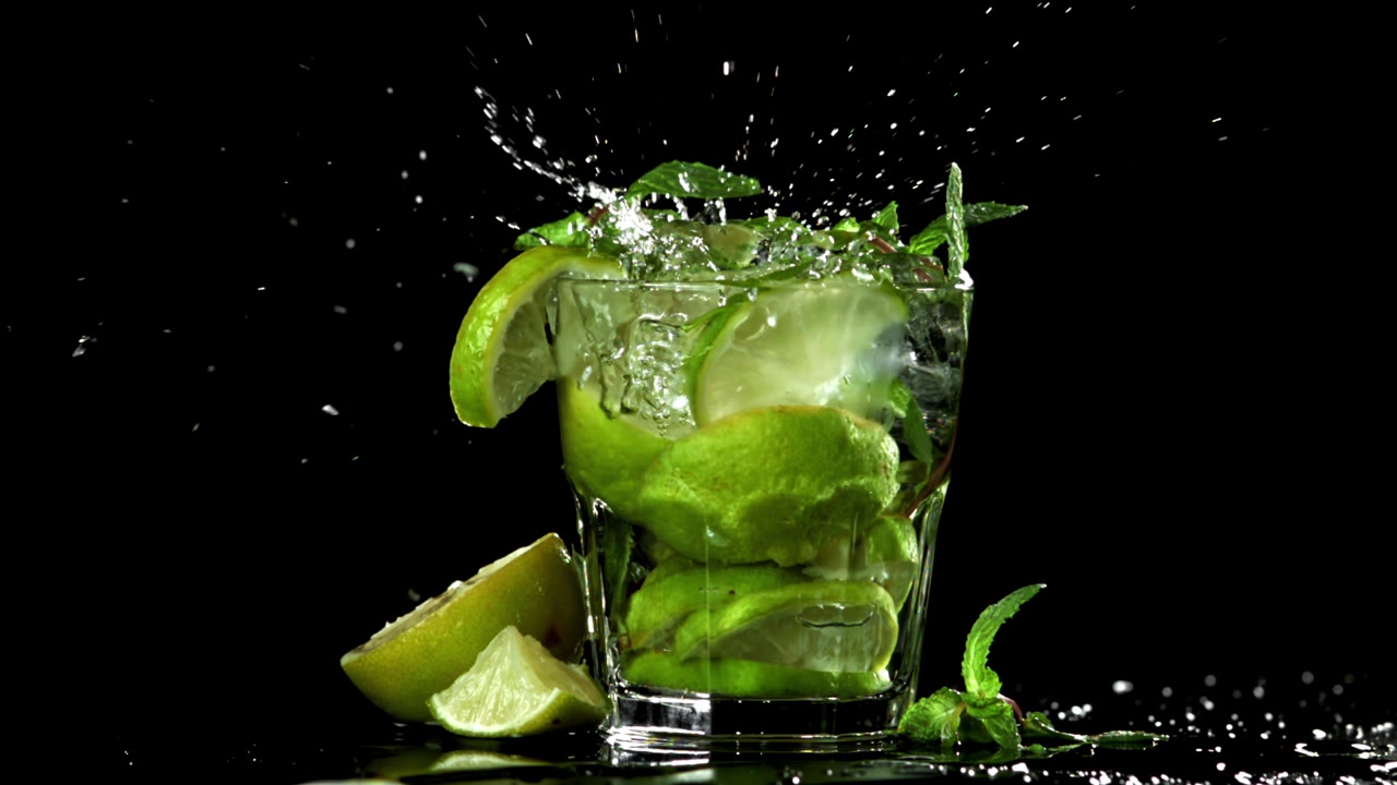 Hidastettu jääpalojen roiskuminen virkistävään Mojito-cocktailiin