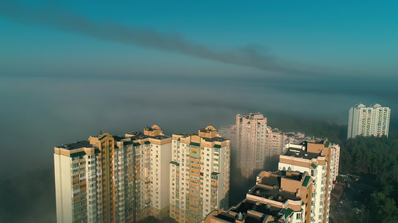 imágenes aéreas de drones volando sobre la ciudad en la niebla durante el amanecer