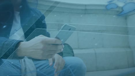 procesamiento de datos sobre un hombre biracial usando un teléfono inteligente.