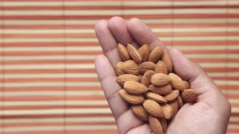 almendras en la mano