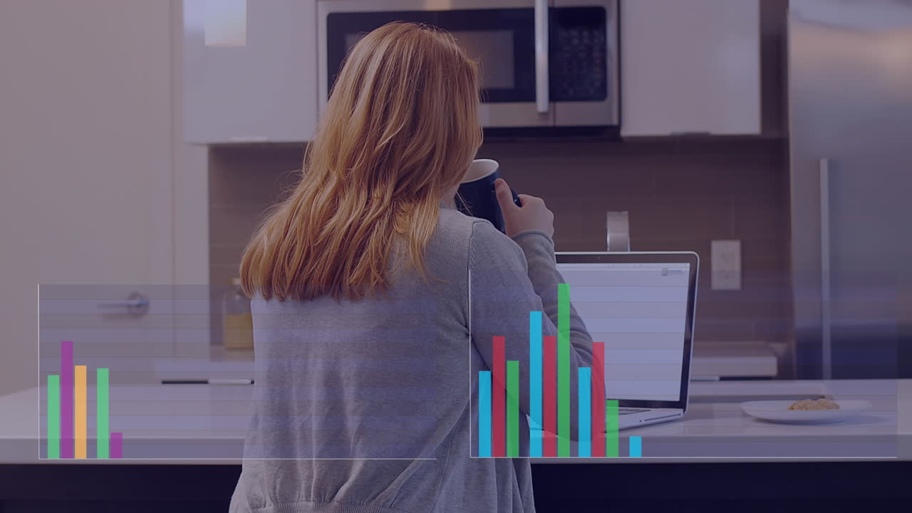 animación de estadísticas y datos sobre mujeres de negocios caucásicas que usan portátiles en la oficina