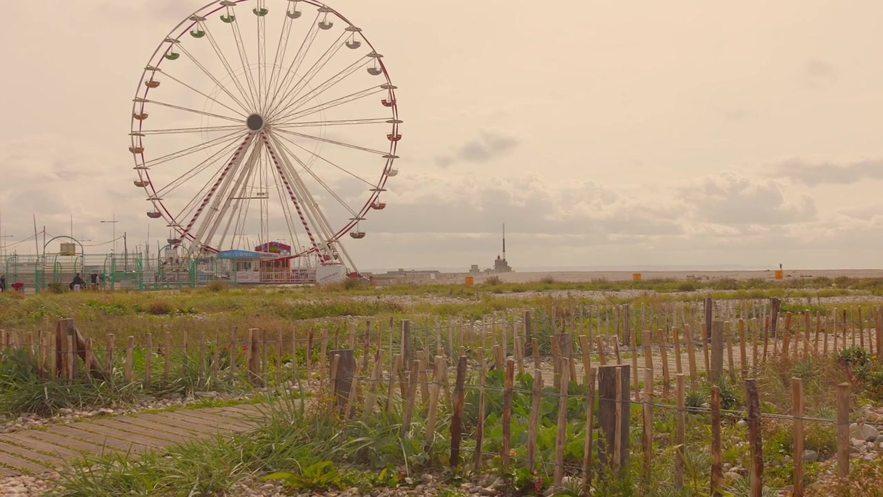 A Roda Gigante em Le Havre (La Grande Roue) no calçadão à beira-mar de La Plage Le Havre, França. Plano geral.