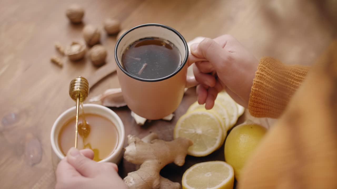 Primo piano di una donna che prepara tè caldo con miele/Rzeszow/Polonia