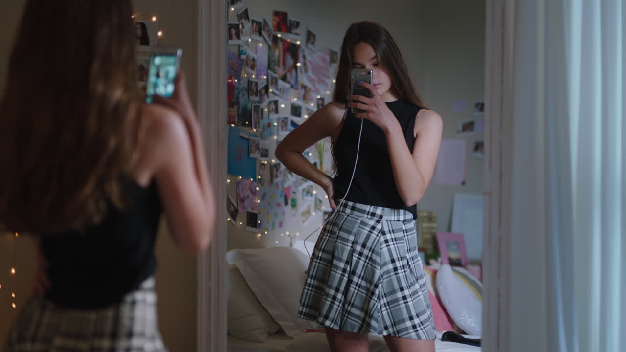 bellissima adolescente che si fa una selfie usando lo smartphone che posa allo specchio che condivide la moda elegante sui social media che si gode il fine settimana a casa immagine di sé adolescente
