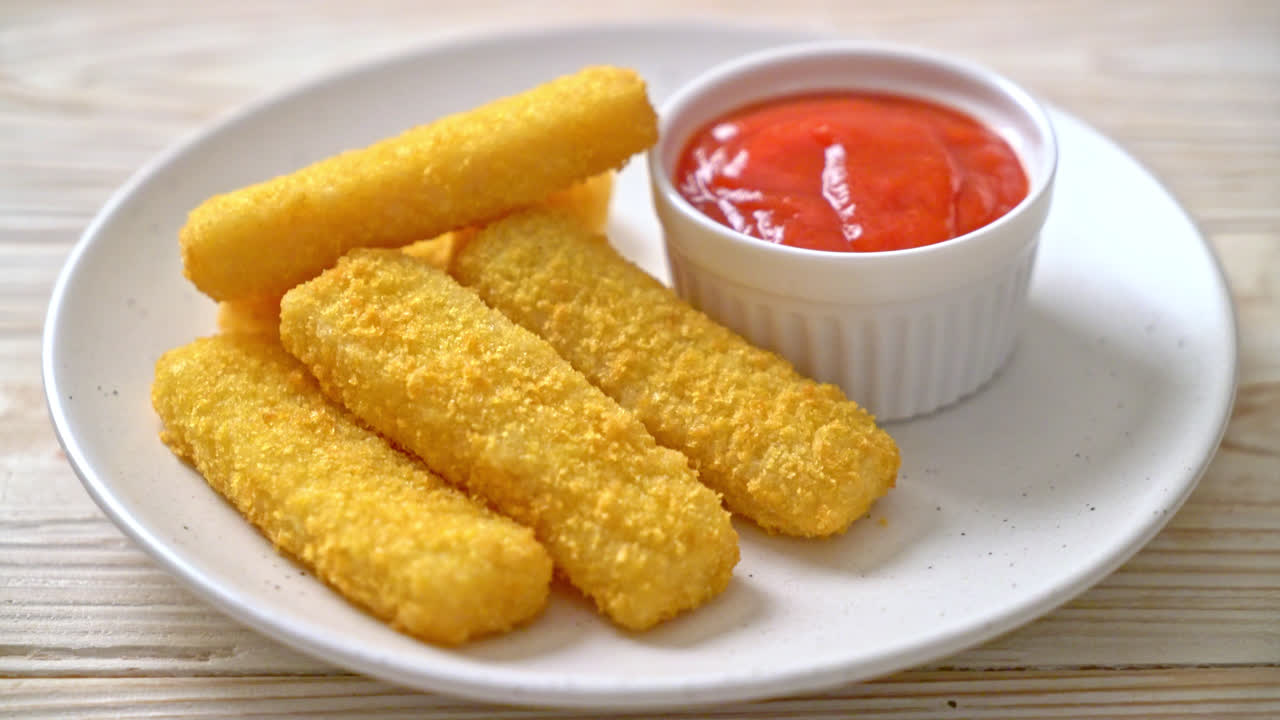 palitos de pescado fritos crujientes con ketchup