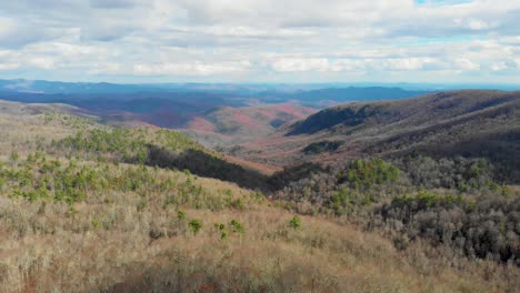 4k-Luftdrohnenvideo-Von-Klippen-Der-Verlorenen-Bucht-Auf-Dem-Blue-Ridge-Parkway-In-Der-Nähe-Von-Linville,-NC