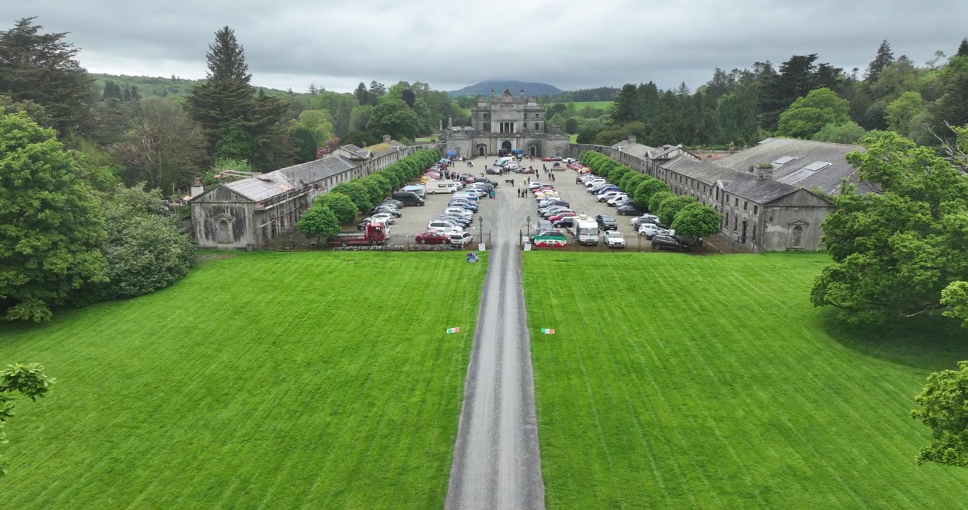 Drone bay dọc đại lộ đến Dinh thự Curraghmore ở Waterford, Ireland, để tham dự Cuộc đua xe cổ trong sân.