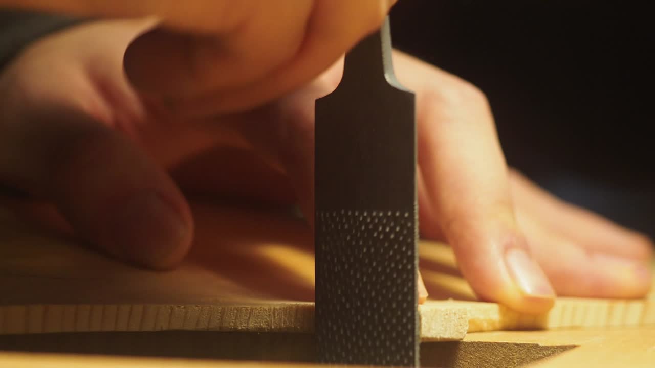 리티어 바이올린 제작자 조각 조각 원시 메이플 나무 바이올린 뒷 테이블