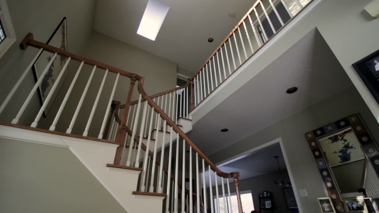 Lav vinkel af den indvendige trappeopgang i et hjem i Eden Prairie, Minnesota