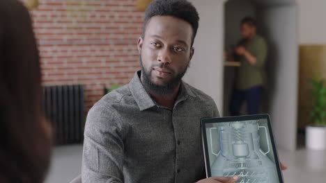 gente de negocios afroamericana ingenieros de lluvia de ideas diseñando un prototipo de turbina de motor usando computadora tablet tecnología 3d equipo creativo colaborando trabajo en equipo compartiendo ideas en una reunión de oficina