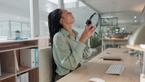 Call-center,-woman-at-desk