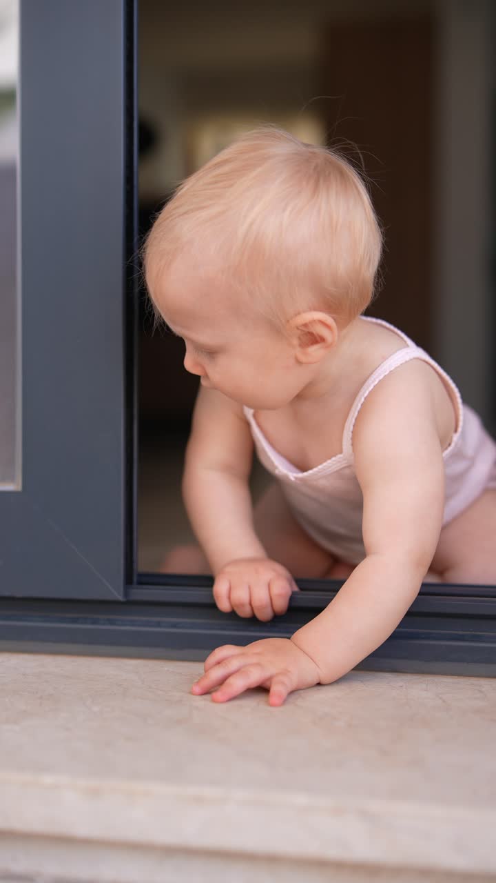 el bebé se arrastra en la puerta