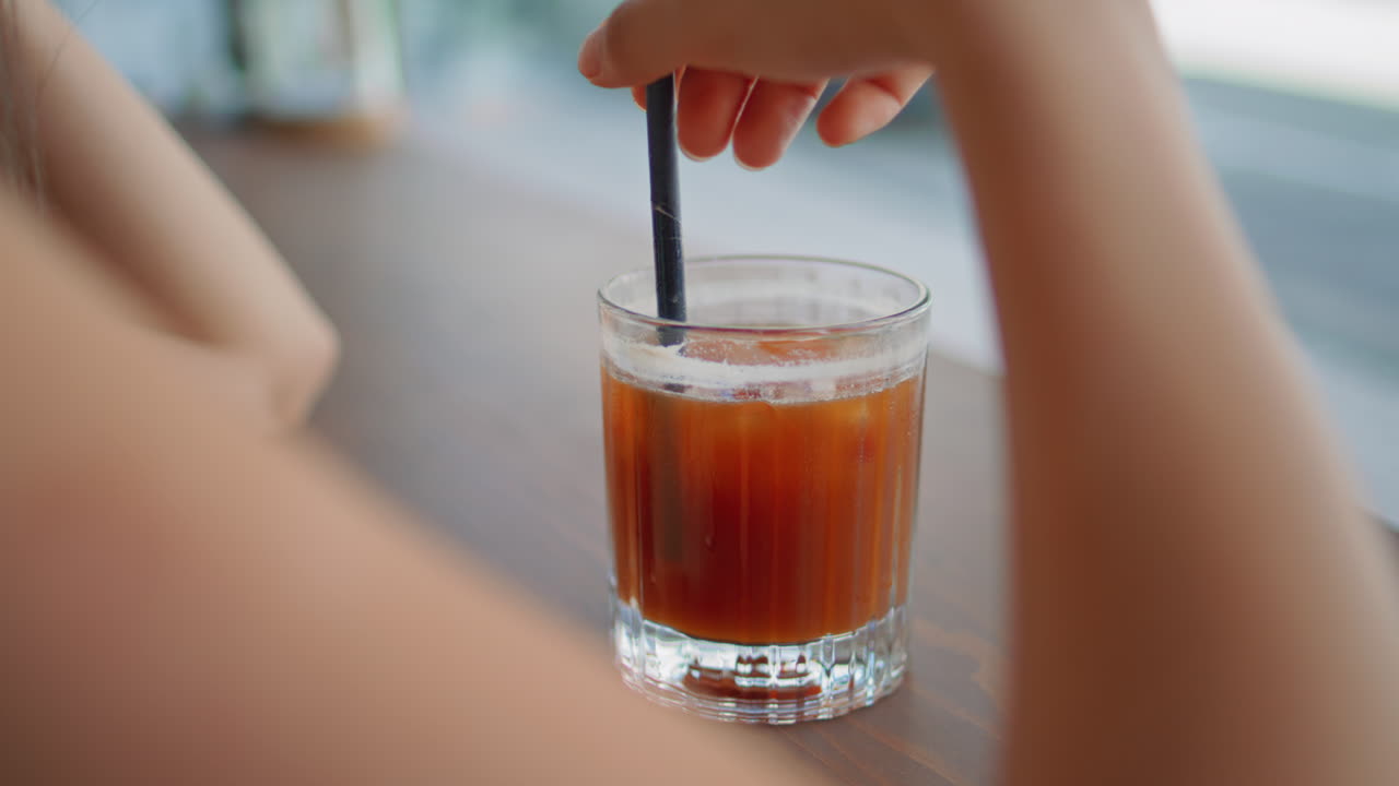 레스토랑에서 을 고 테일을 는 여자. 알려지지 않은 소녀