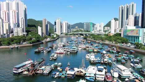 Puerto-De-Aberdeen-Y-Horizonte-En-El-Suroeste-De-La-Isla-De-Hong-Kong-En-Un-Hermoso-Día,-Vista-Aérea