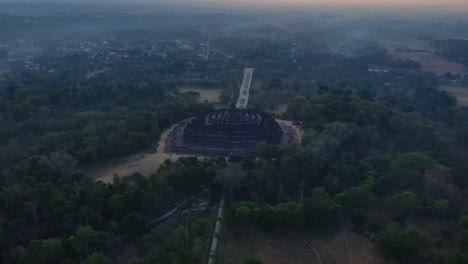 Vista-Aérea-En-Una-Mañana-Brumosa-En-El-Templo-De-Borobudur-Con-Un-Color-Cinematográfico-Frío-Y-Fresco