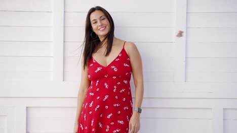 una mujer con un vestido de flores rojas.