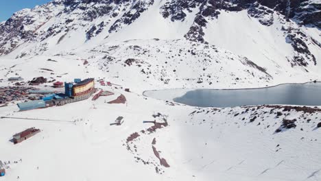 Paisaje-Nevado-De-Las-Montañas-De-Los-Andes-Chilenos-En-Ski-Portillo-Chile-En-Las-Condes