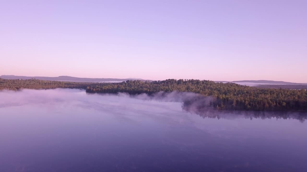 frío amanecer de verano en el norte de maine con una niebla asesina y colores alrededor de un pequeño lago