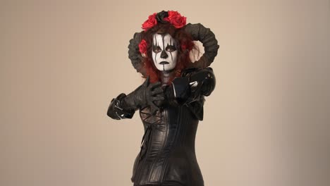 catrina cosplay girl walking slowly toward the camera with domina outfit and light background, medium shot