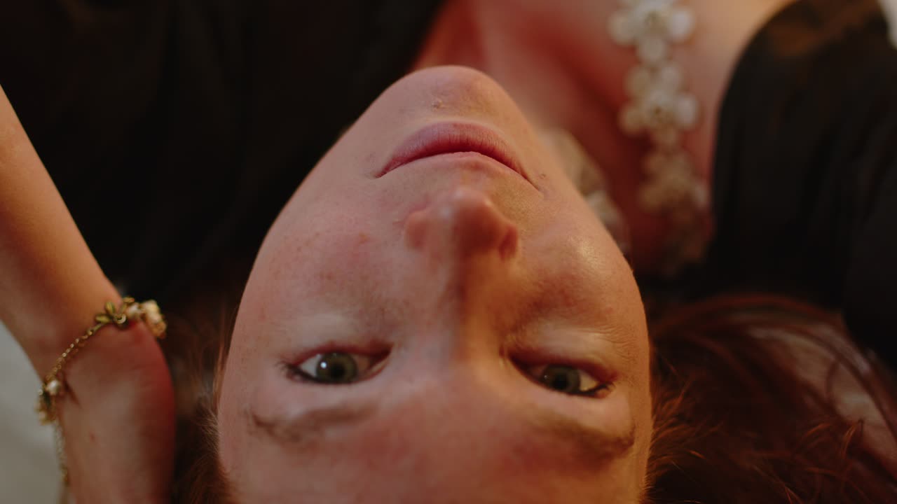 아름다운  ⁇ 은 머리 여자가 카메라에 매혹적으로 보이는 클로즈업