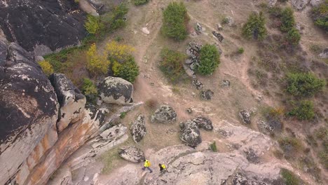 gente caminando en un tiro de drone de montaña rocosa