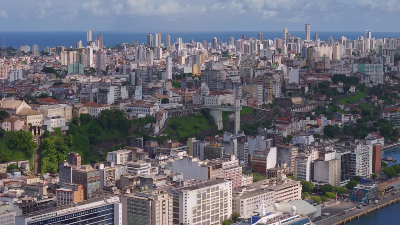 Bredt luftpanorama af Salvadors skyline med Lacerda-elevatoren og tæt byarkitektur, Bahia, Brasilien.