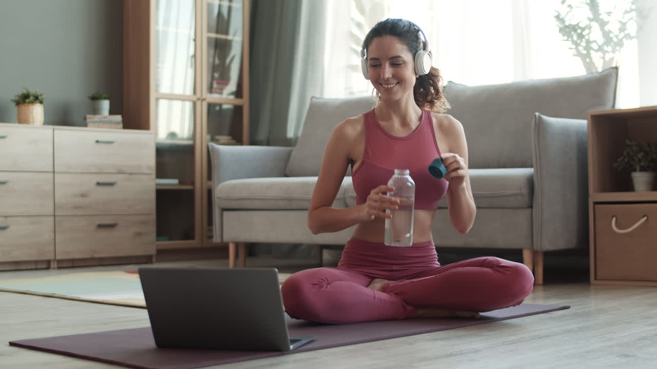 mujer haciendo yoga viendo tutorial de video