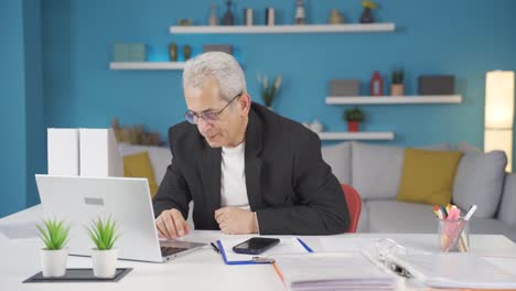 Hombre-Trabajador-De-Oficina-En-Casa-Trabajando-En-Una-Computadora-Portátil-Estresado.