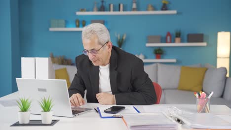 trabajador de oficina en casa hombre trabajando en la computadora portátil estresado.