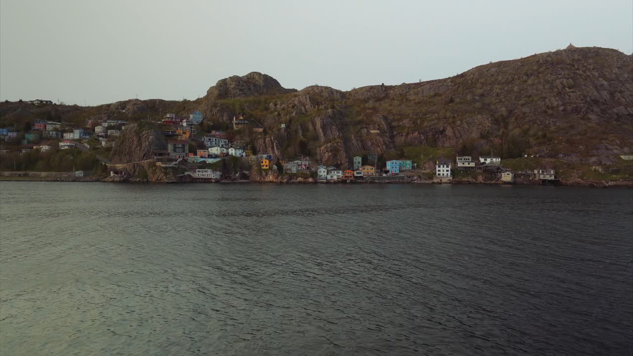 세인트 리치의 해안 절벽의 지형에 맞게 적응 된 집