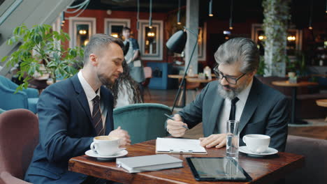 reunión de negocios en un café