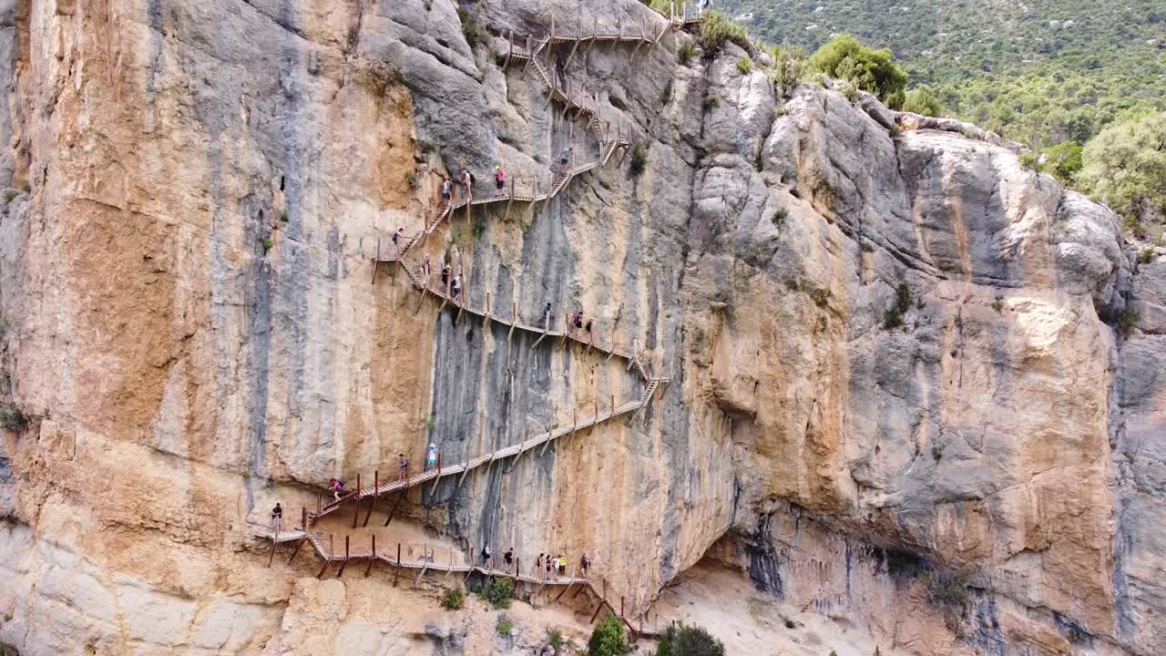pasarelas de montfalco en congost de mont rebei canyon, cataluña y aragón, norte de españa - vista aérea de turistas caminando por las escaleras aterradoras y senderos a lo largo de los escarpados acantilados