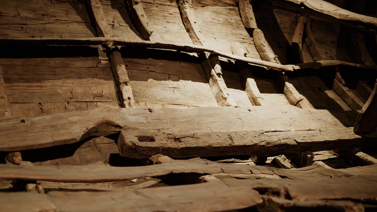 Resti di nave in legno conservati in contesto archeologico