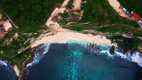 Steep-cliff-with-vegetation-and-house-above-Diamond-beach,-Nusa-Penida