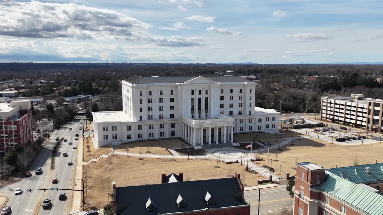 Un quarto di orbita con drone intorno al Tribunale della Contea di Spartanburg