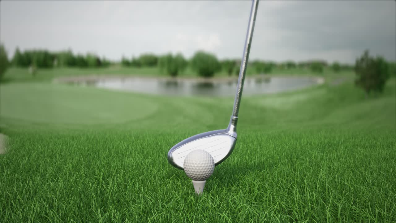 슬로우 모션으로 경기장 앞 시야에서 클럽으로 골프 공을 때리는 것