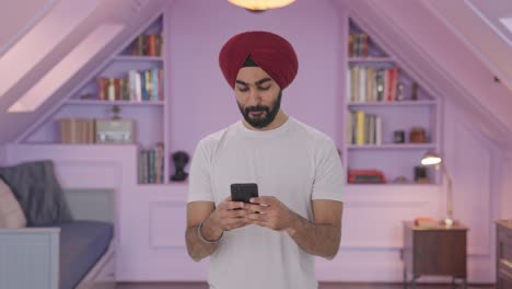 hombre indio sikh feliz enviando un mensaje a alguien