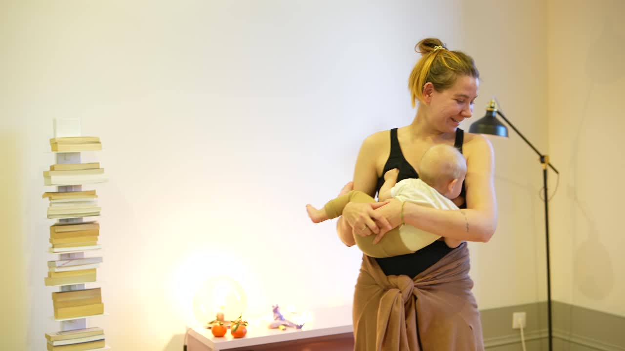 아기 를 안고 있는 어머니