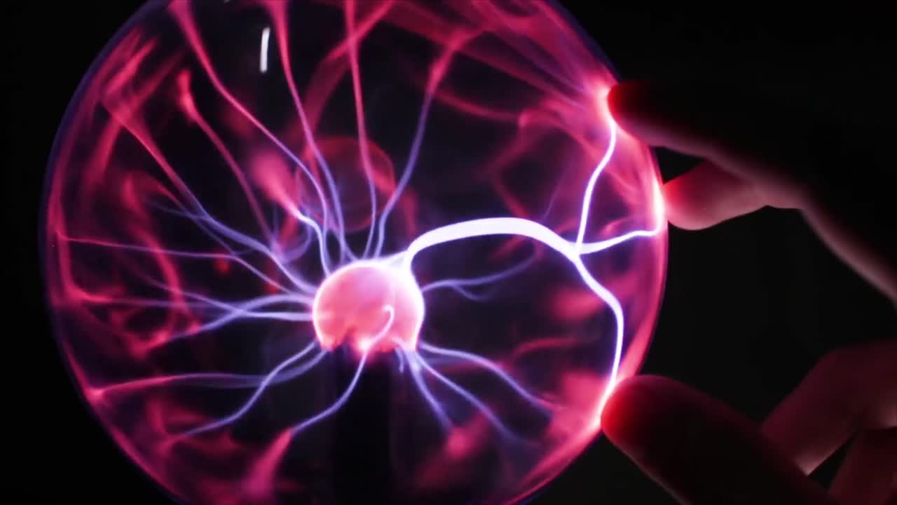 Mano umana con una sfera al plasma luminosa