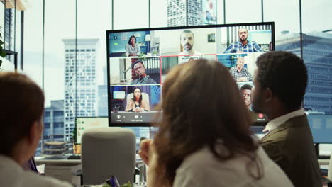 el gerente general comienza una reunión en videoconferencia en línea en la sala de juntas.