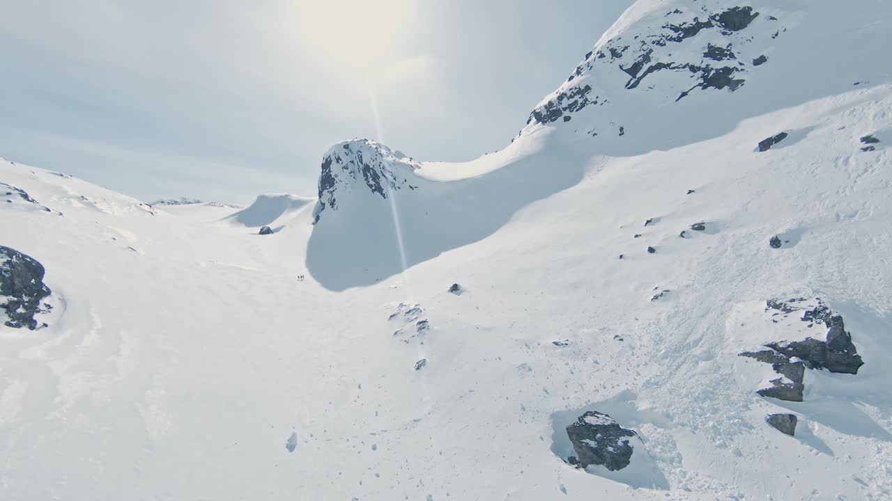 순백의 눈과 햇빛이 있는 바트나할센의 장엄한 노르웨이 지역