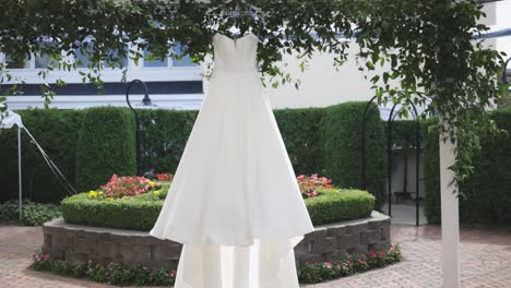 Brautkleid-Flattert-Im-Wind