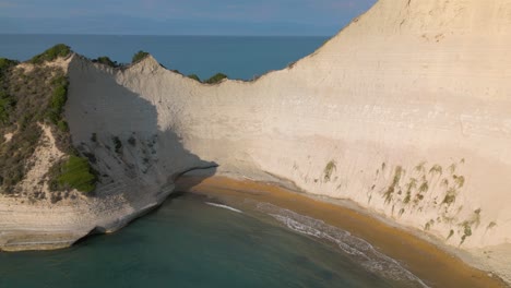 Panorámica-A-La-Derecha-Revela-Cabo-Drastis,-Corfú,-Grecia