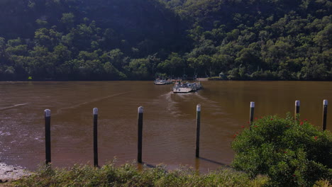 Ferry-En-El-Río-Hawkesbury-Alrededor-De-La-Ciudad-De-Ferry-De-Wiseman-En-Nueva-Gales-Del-Sur